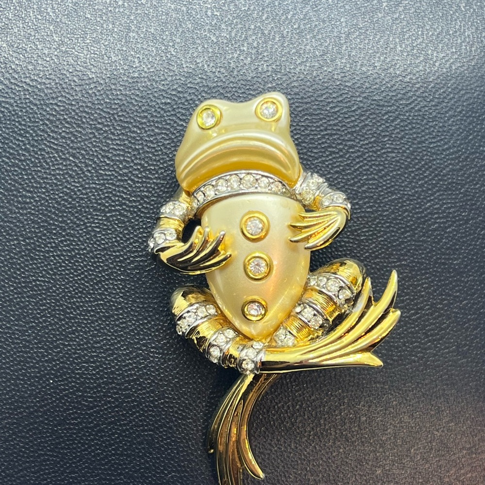 Kenneth Jay Lane Frog Brooch Pin Vintage Lucite E… - image 8